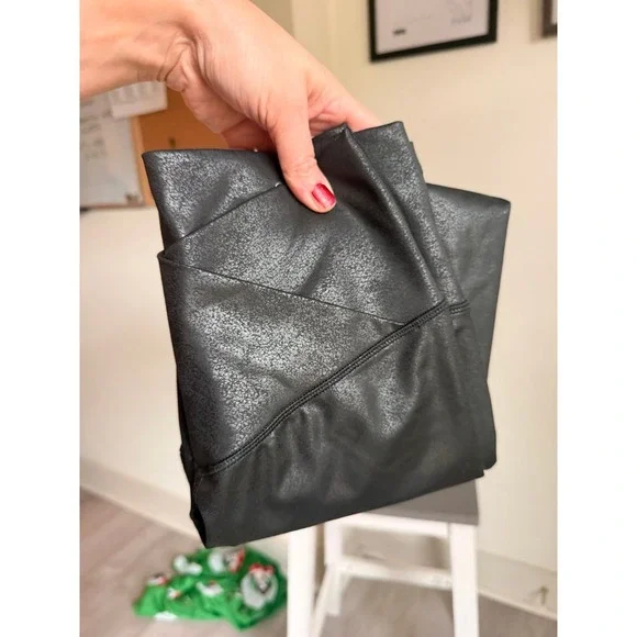 OFFLINE By Aerie Hugger Crackle black Crossover Legging women's medium - Picture 5 of 12